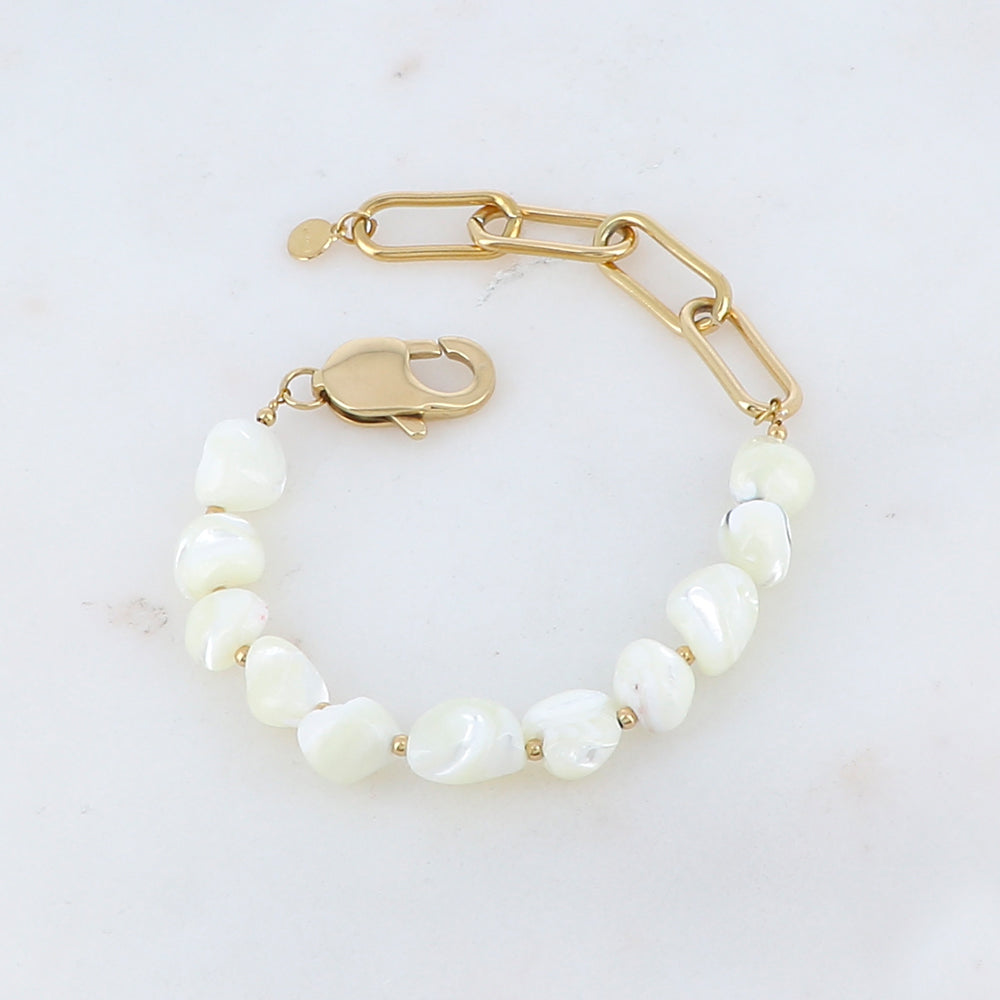 Mathilde & Filles bijoux | Bracelet embelli d'un gros fermoir et quatre maillons ainsi que de boules en nacre blanche
