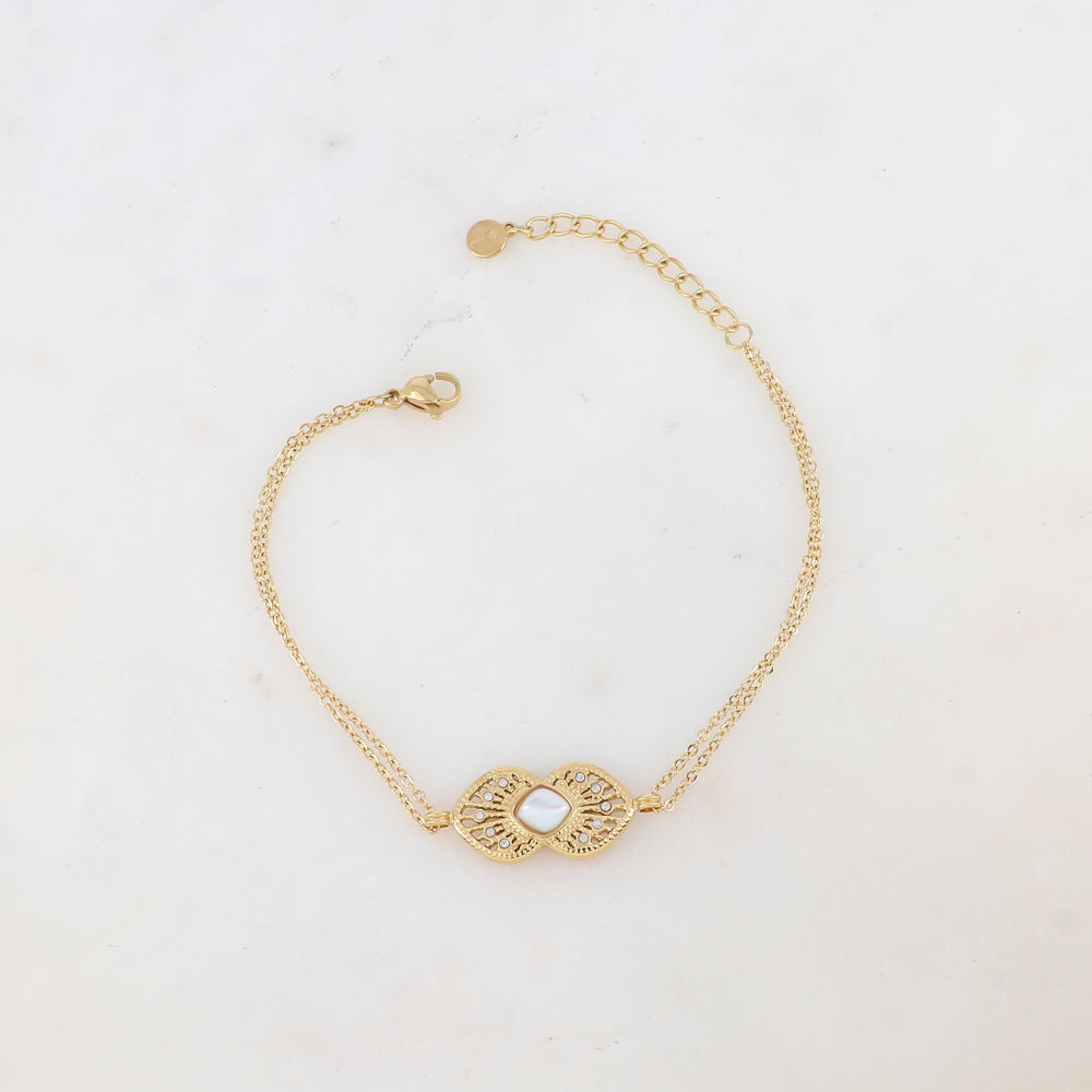 Mathilde & Filles | Bracelet double chaines en acier inoxydable doré à l'or fin avec cabochon en forme de losange serti de nacre blanche
