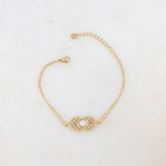 Mathilde & Filles | Bracelet double chaines en acier inoxydable doré à l'or fin avec cabochon en forme de losange serti de nacre blanche