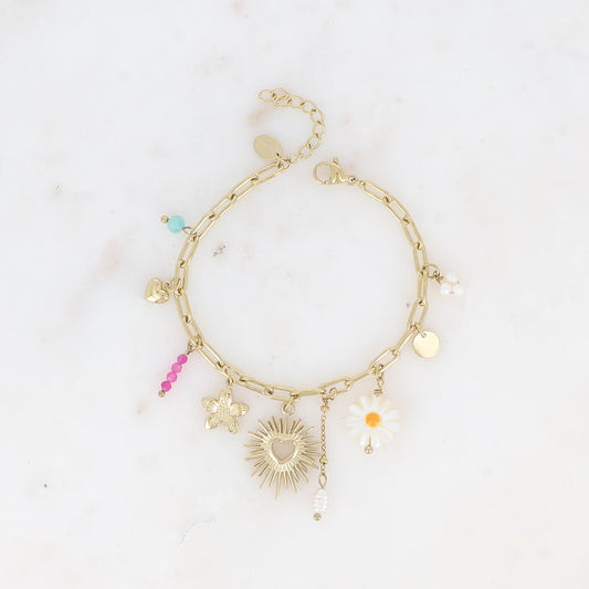 Mathilde & Filles bijoux | Bracelet en maille longue embelli de plusieurs pampilles dont un cœur ajouré et fleurs