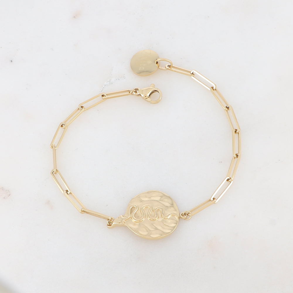 Mathilde & Filles | Bracelet à maille longue embelli d'n cabochon martelé et d'un serpent joliment dessiné dessus