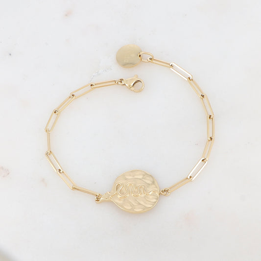 Mathilde & Filles | Bracelet à maille longue embelli d'n cabochon martelé et d'un serpent joliment dessiné dessus