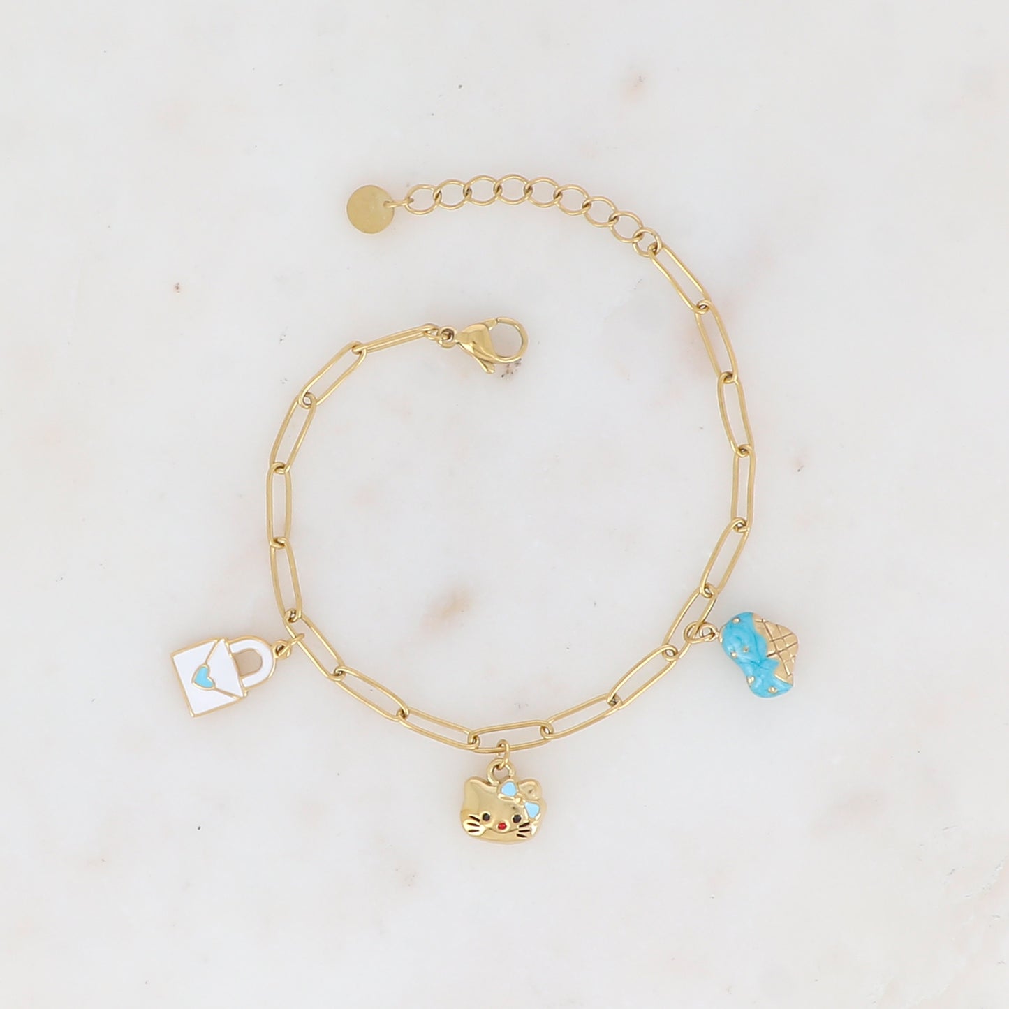 Mathilde & Filles | bracelet en acier inoxydable doré embelli de trois pampilles émaillée blanc et turquoise