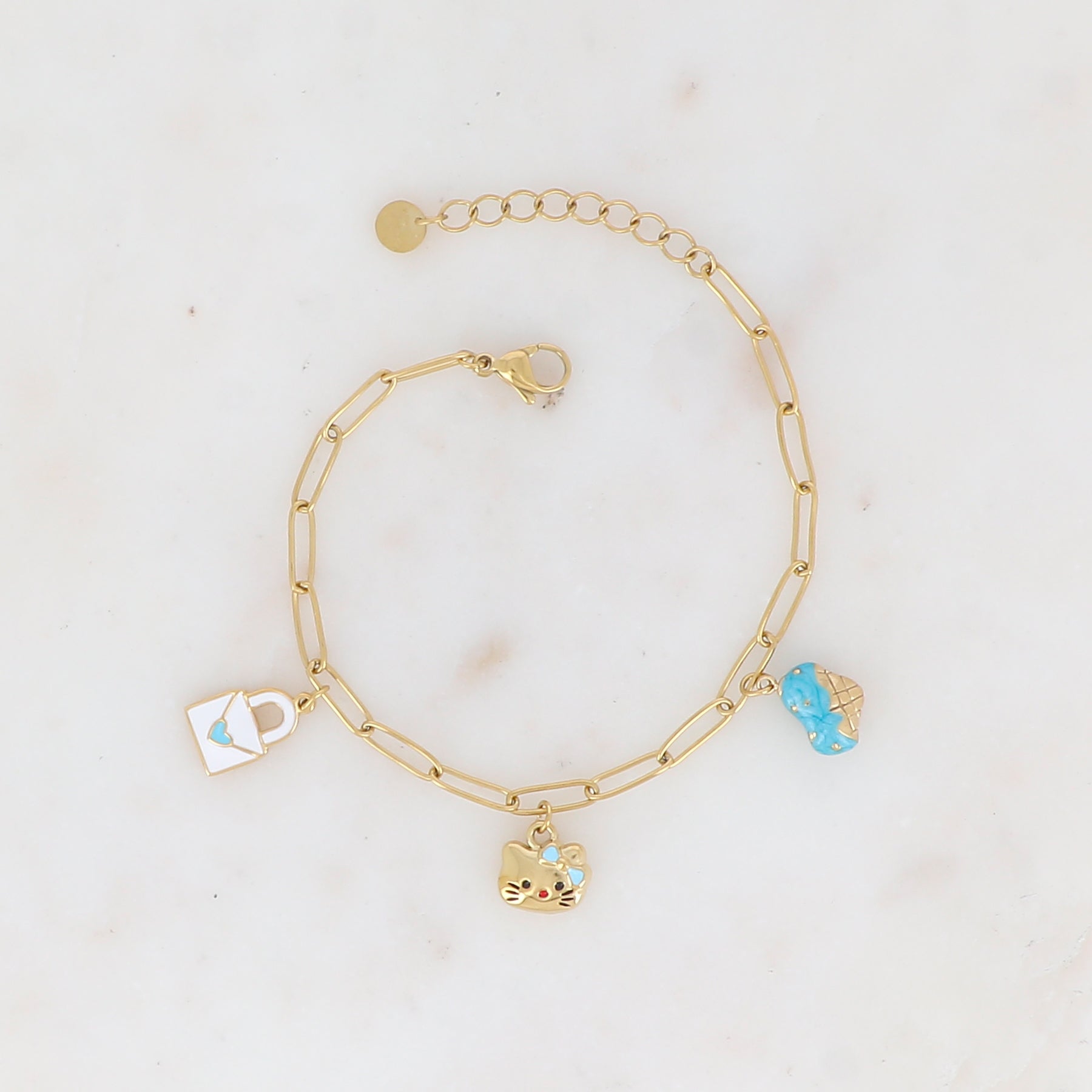 Mathilde & Filles | bracelet en acier inoxydable doré embelli de trois pampilles émaillée blanc et turquoise