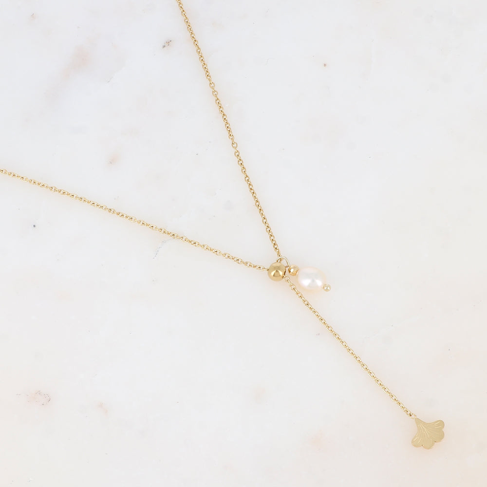 Mathilde & Filles | Collier en acier inoxydable en forme de Y orné d'une perle d'eau douce et embelli d'une chainette avec une feuille de gingko