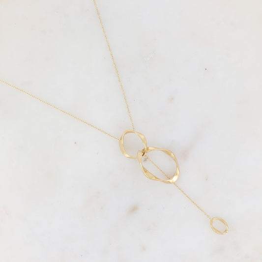 Mathilde & Filles | Collier en acier inoxydable pour femme de couleur dorée avec pendentif en forme d'anneaux géométriques et chaine tombante