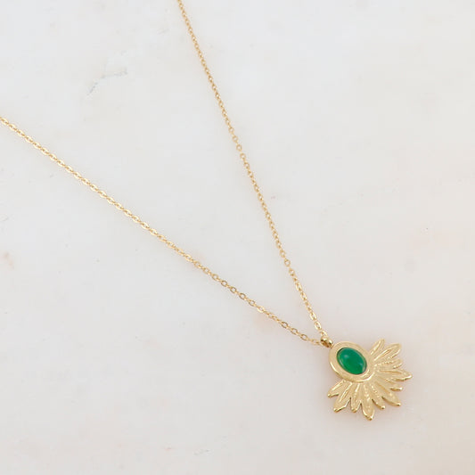 Mathilde & Filles | Collier en acier inoxydable doré pour femme embelli d'un pendentif en forme d'éventail et d'une pierre naturelle semi-précieuse jade vert