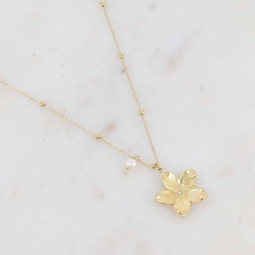 Mathilde & Filles | Collier pour femme en acier inoxydable doré à l'or fin embelli d'un pendentif fleur parfaitement sculptée et serti d'une petite perle de culture