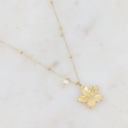 Mathilde & Filles | Collier pour femme en acier inoxydable doré à l'or fin embelli d'un pendentif fleur parfaitement sculptée et serti d'une petite perle de culture