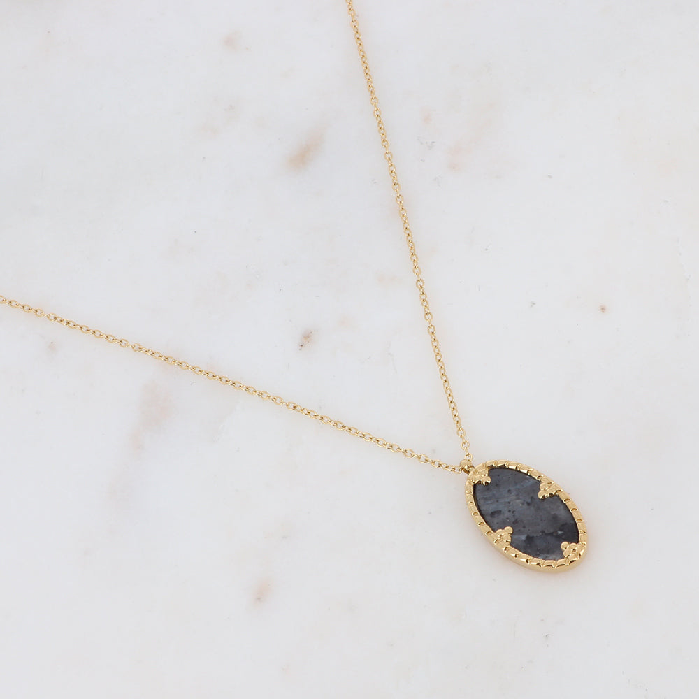 Mathilde & Filles | Collier en acier inoxydable embelli d'un pendentif ovale serti d'une pierre naturelle labradorite