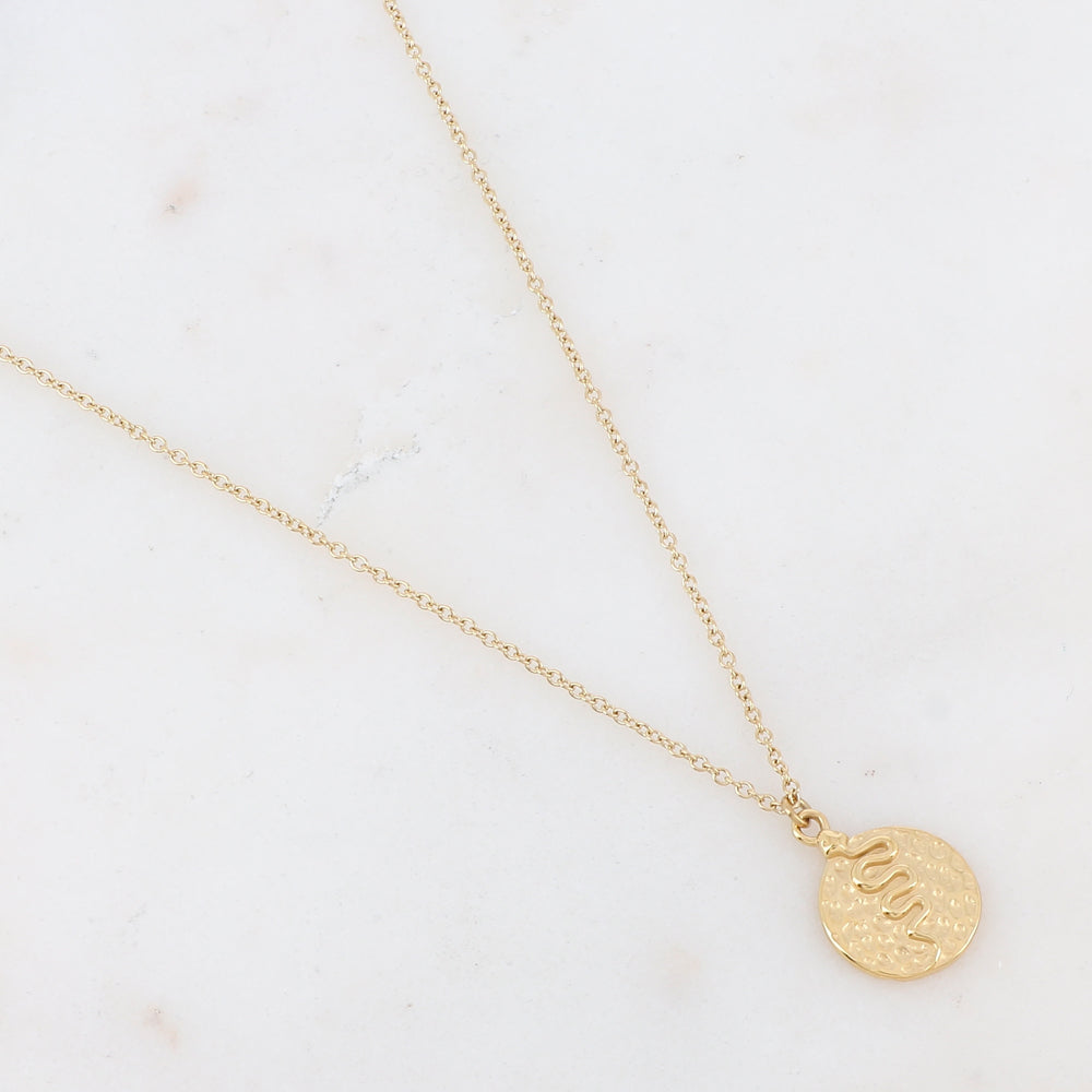 Mathilde & Filles | Collier avec pendentif martelé embelli d'un serpent pour femme
