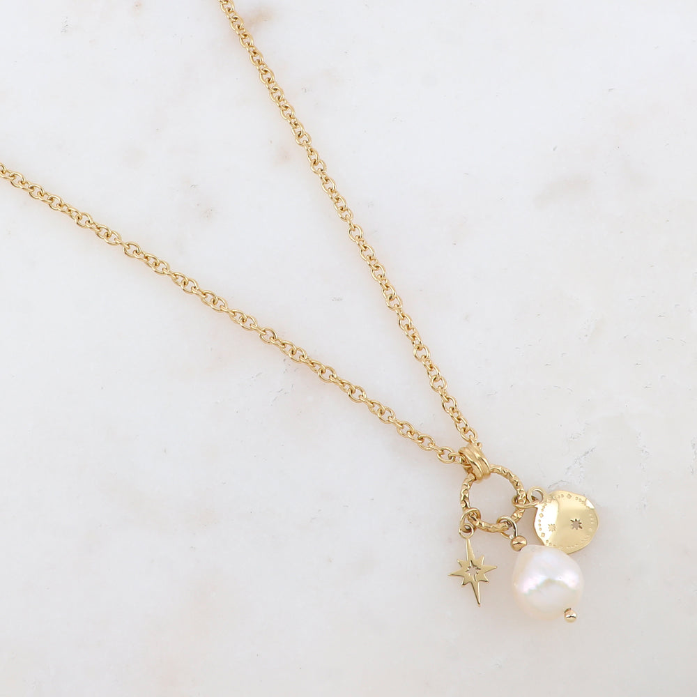 Mathilde & Filles | Colliers pour femme embelli d'un pendentif composé d'un cercle sur lequel sont accrochés des pampilles et une perle d'eau douce