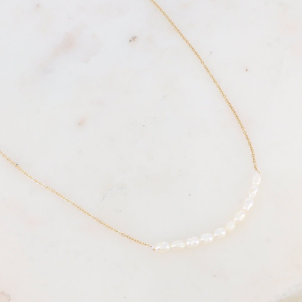 Collier en acier inoxyda doré à l'or fin serti de perles d'eau douce au style minimaliste | Mathilde & Filles