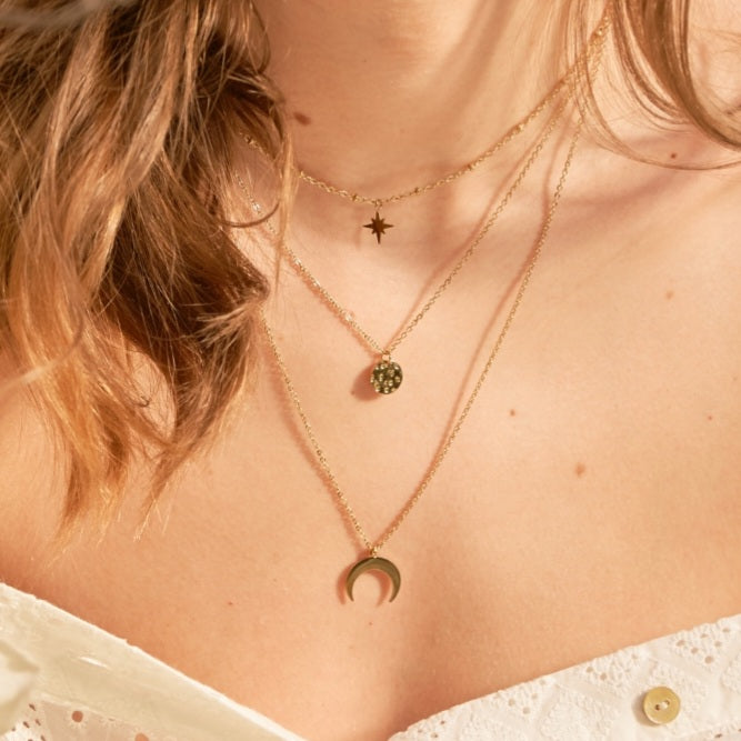 Mathilde & Filles | Collier trois rangs en acier inoxydable doré embelli de trois pendentifs comme une étoile scintillante une pièce martelée ou encore un croissant de lune