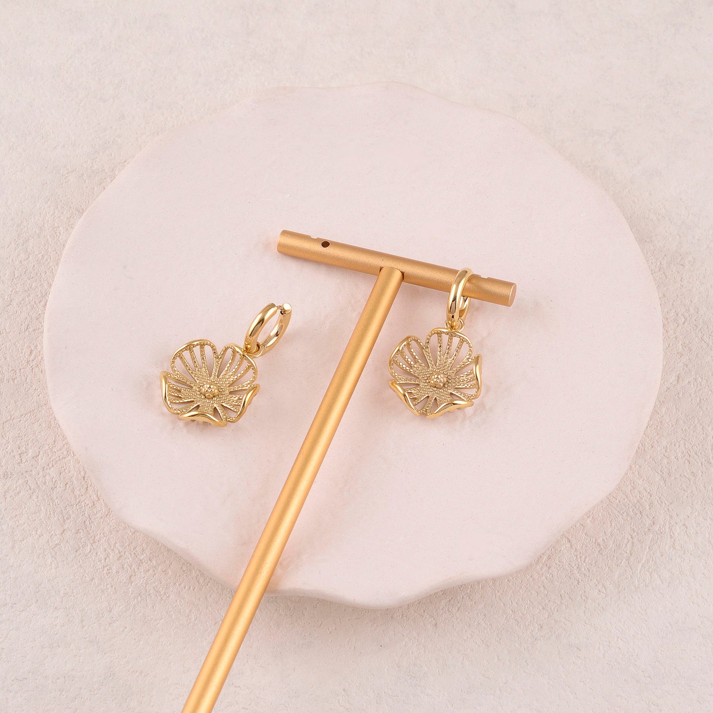 Mathilde & Filles | Créoles en forme de fleurs ajourées