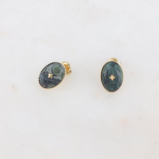 Mathilde & Filles | Boucles d'oreilles en acier inoxydable de forme ovale serties d'ne pierre naturelle jaspe africaine