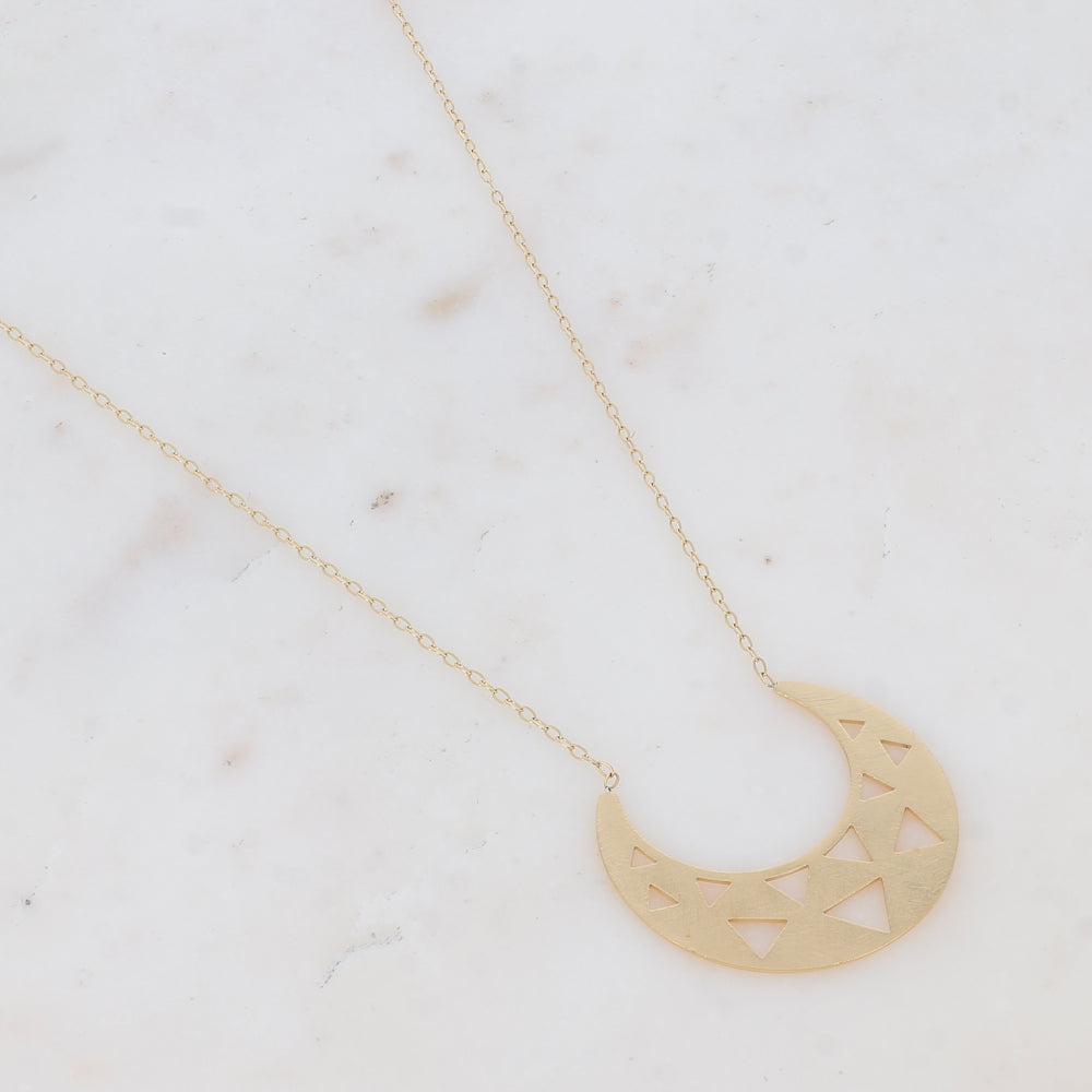Mathilde & Filles | Sautoir en acier inoxydable pour femme embelli d'un pendentif croissant de lune ajourée et brossée