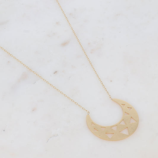 Mathilde & Filles | Sautoir en acier inoxydable pour femme embelli d'un pendentif croissant de lune ajourée et brossée