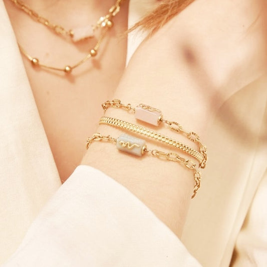 Bracelet doré embelli d'un cylindre en pierre naturelle avec un petit serpent doré dessus | Mathilde & Filles - Bijoux Maroc 