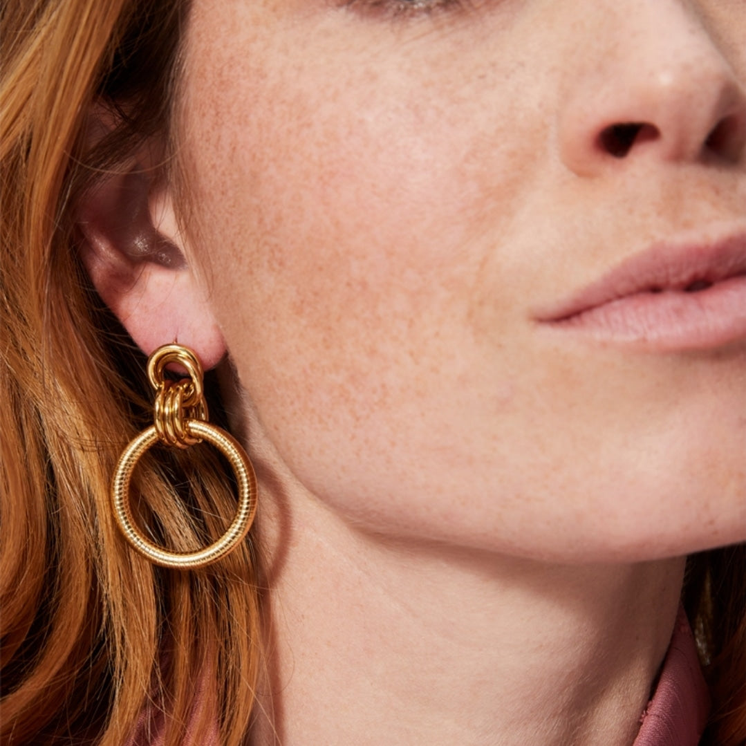 Mathilde & Filles | Boucles d'oreilles ornées d'un grand anneau strié accroché à trois petits anneaux