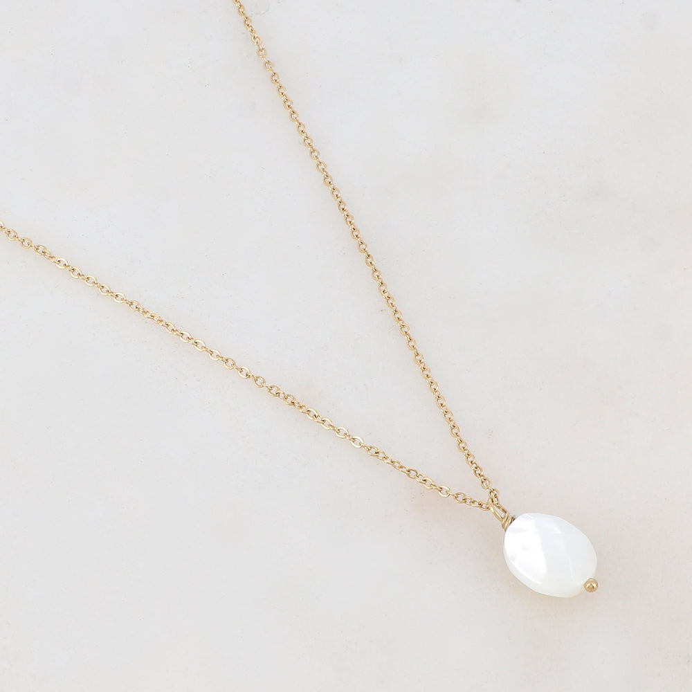 Collier en acier inoxydable or pour femme serti d'un pendentif en nacre blanche facettée | Mathilde & Filles