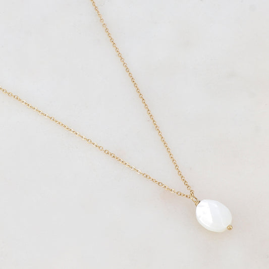 Collier en acier inoxydable or pour femme serti d'un pendentif en nacre blanche facettée | Mathilde & Filles
