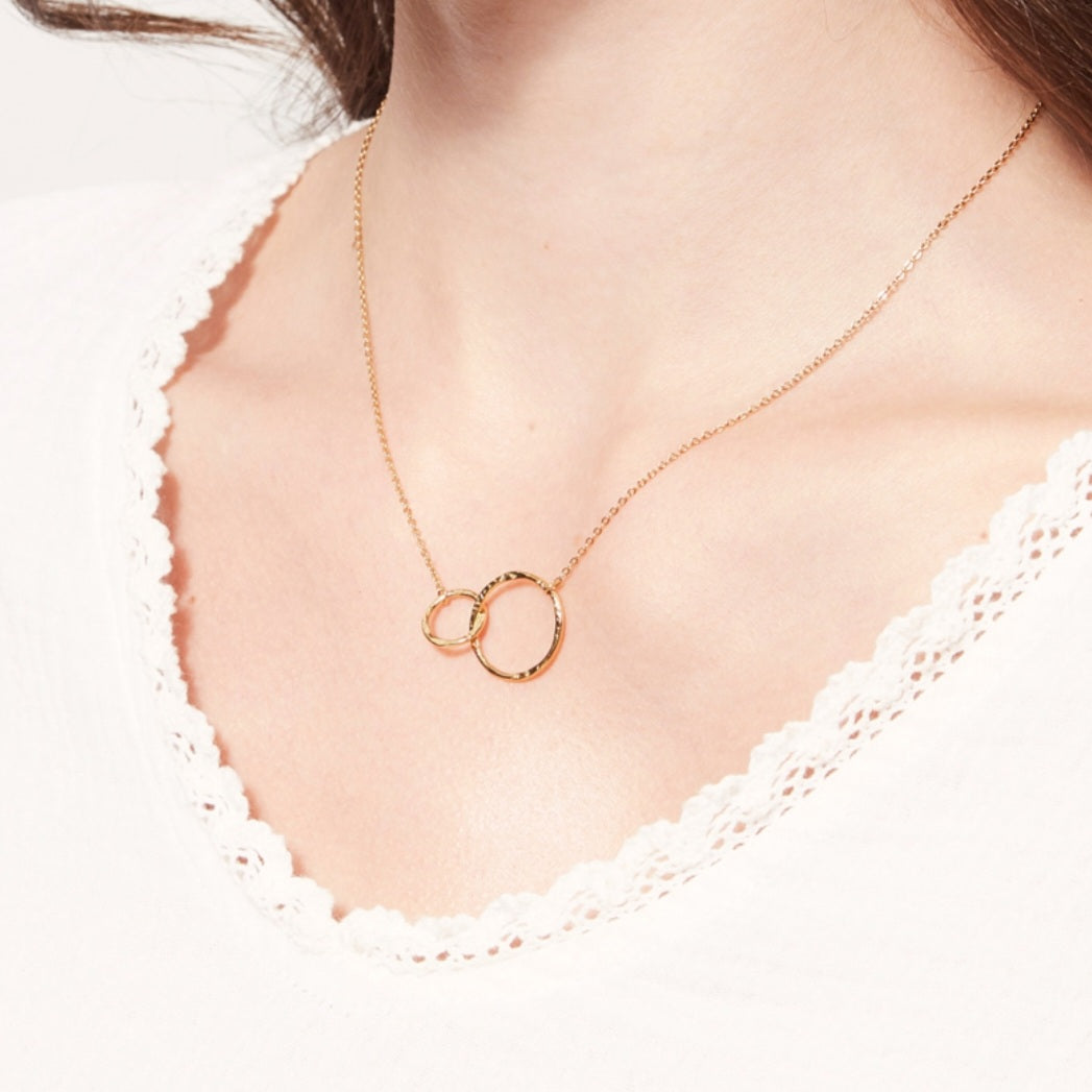 Mathilde & Filles | Collier en acier inoxydable embelli d'un pendentif deux cercles entrelacés
