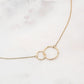 Mathilde & Filles | Collier minimaliste doté d'un pendentif composé de deux cercles entrelacés et légèrement drapés
