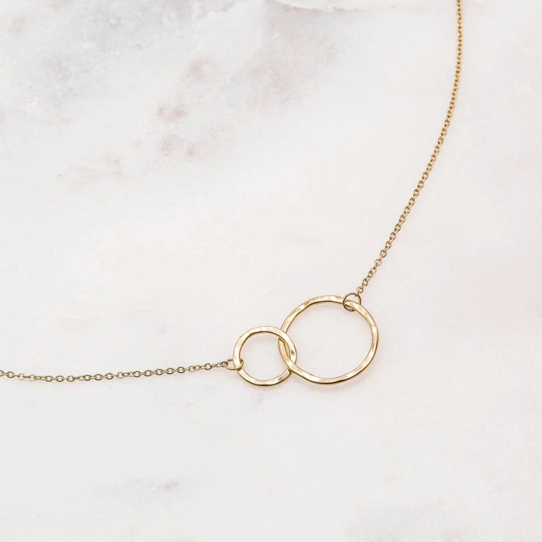 Mathilde & Filles | Collier minimaliste doté d'un pendentif composé de deux cercles entrelacés et légèrement drapés