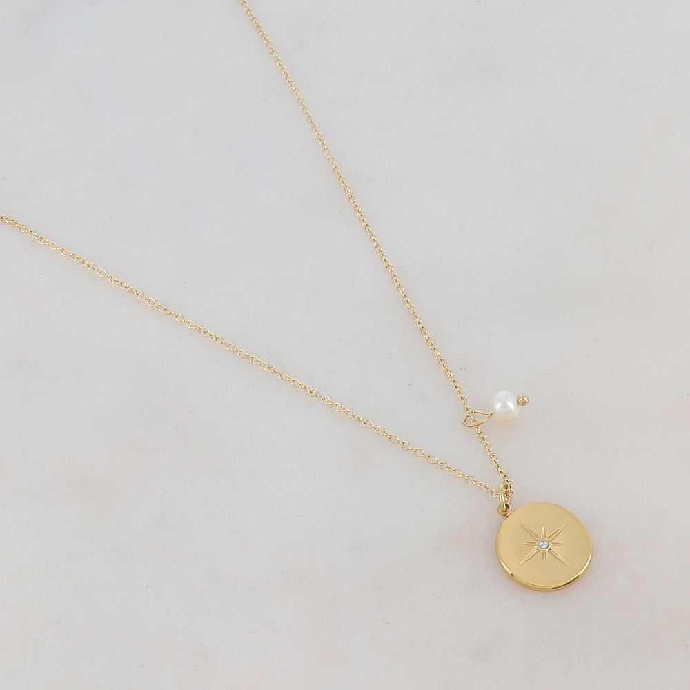 Mathilde & Filles | Collier en acier inoxydable serti d'une perle de culture et un pendentif rond avec une étoile scintillante gravée dessus et une pampille perle d'eau douce