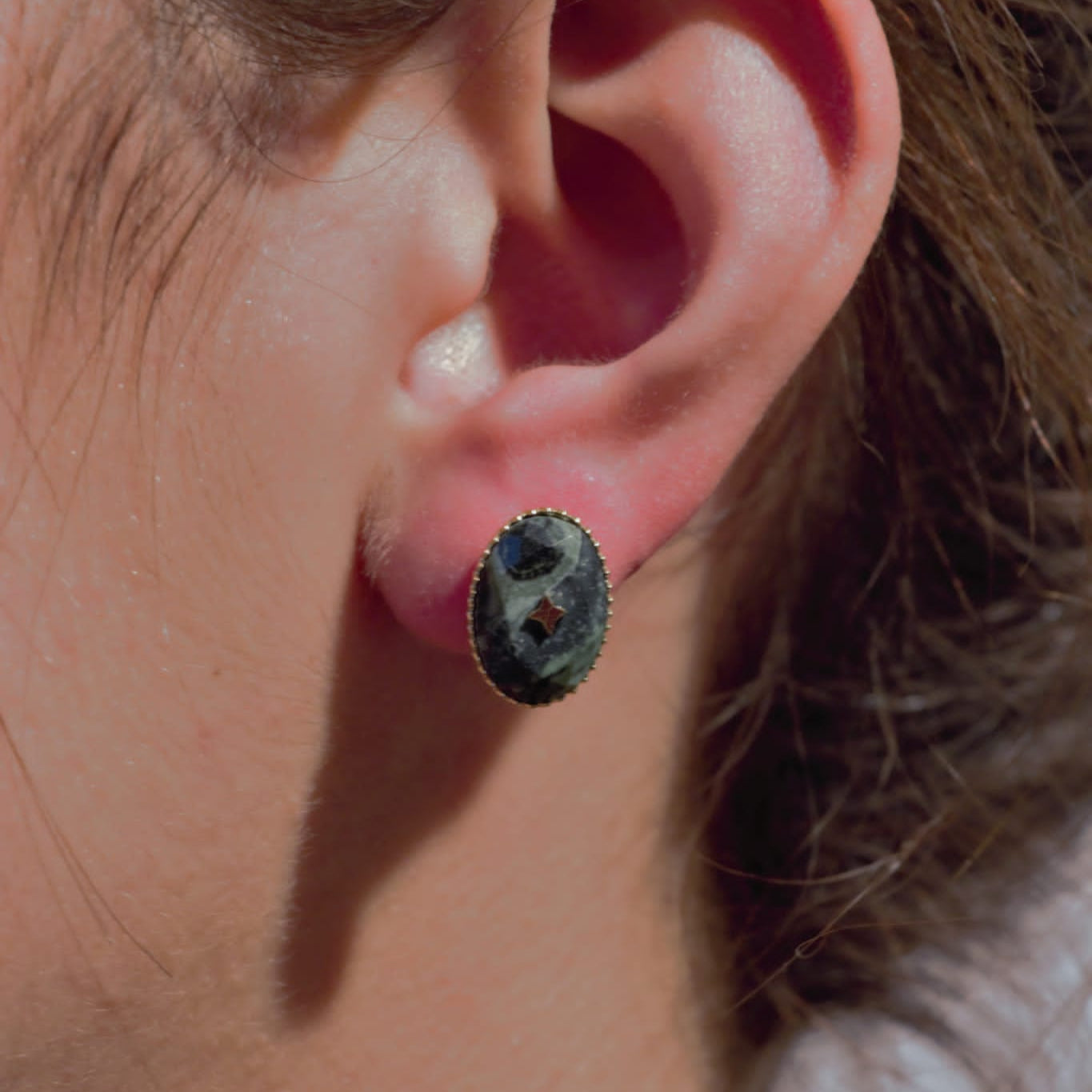 Mathilde & Filles | Boucles d'oreilles de type puces d'oreilles de forme ovale ornées d'une pierre naturelle